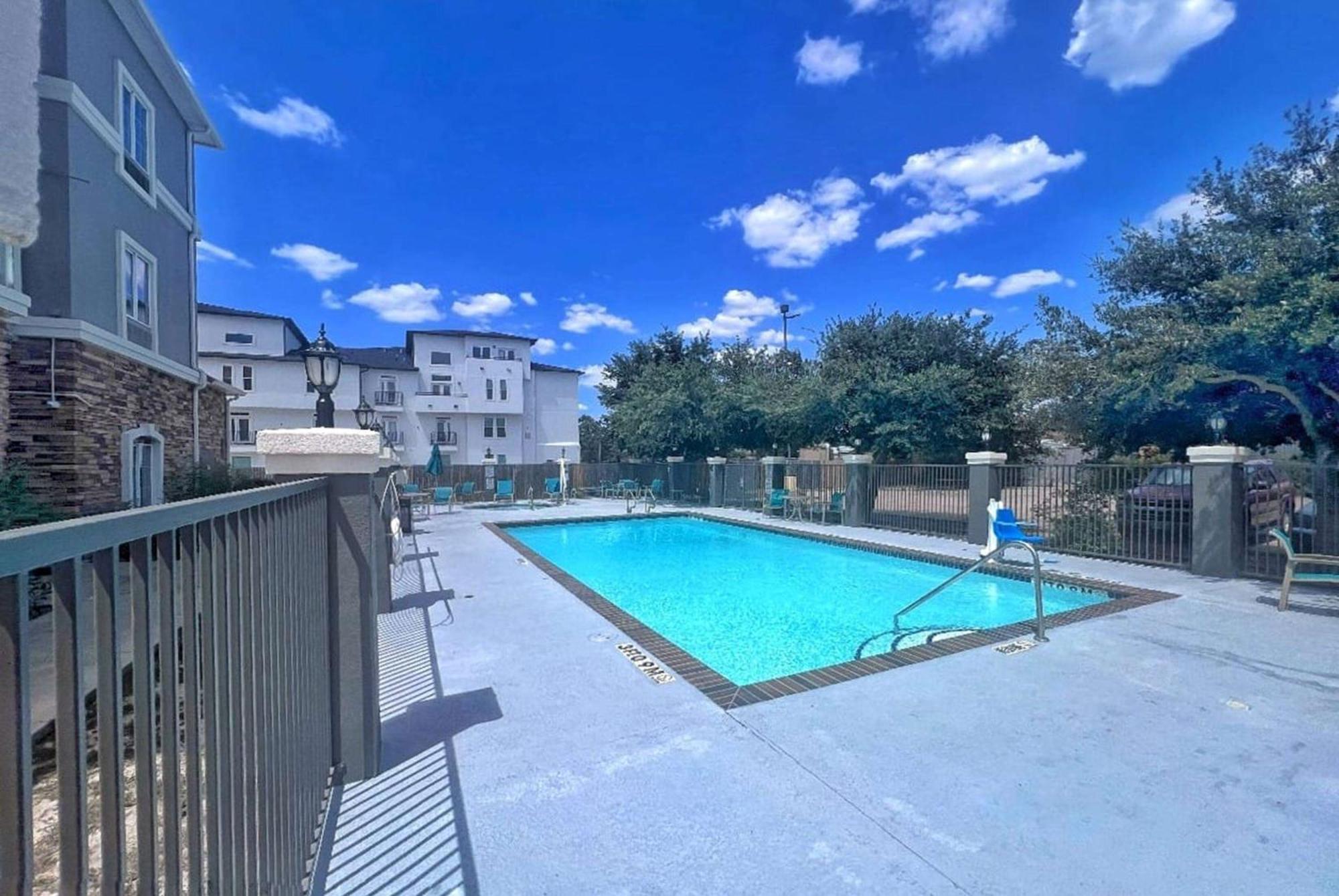 La Quinta By Wyndham Houston Energy Corridor Hotel Exterior photo